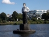 Mann auf Boje in der Außenalster